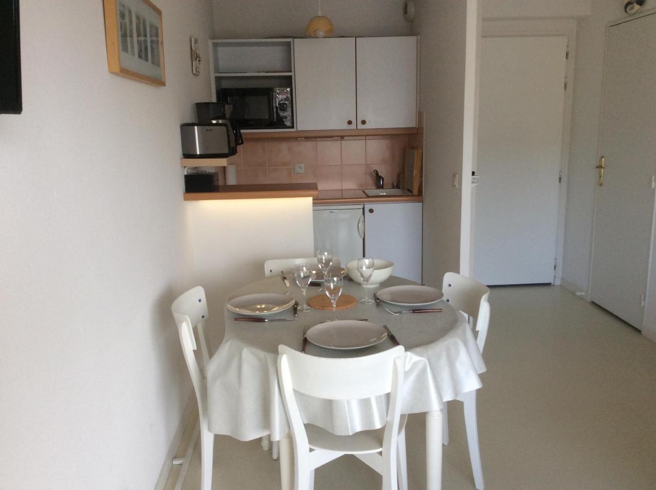 2 Pieces 150 De La Mer, Calme,ensoleille Avec Parking Et Wifi Apartment *